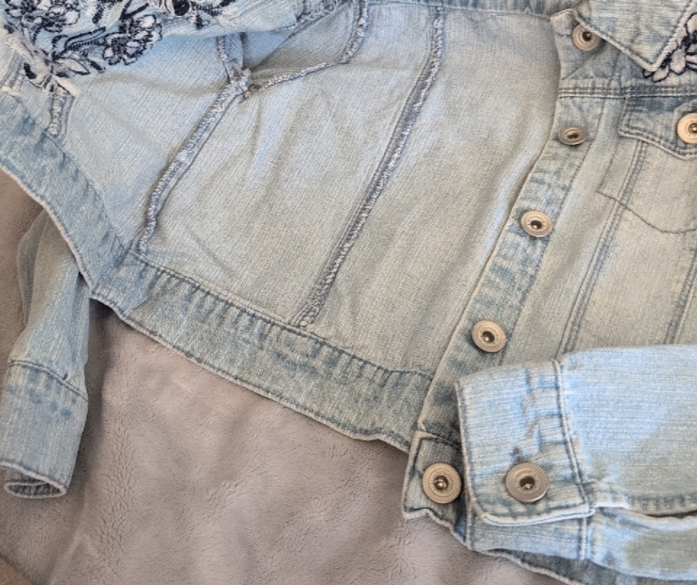 Squeeze Light Blue Jean Jacket with Floral Embroidery - Picture 3 of 5